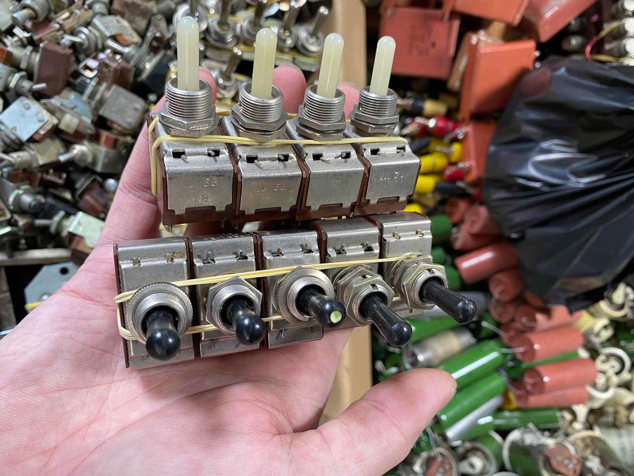 Công tắc Nga Liên Xô 6 chân Hồi 2 phía ON ON 220V 3A.