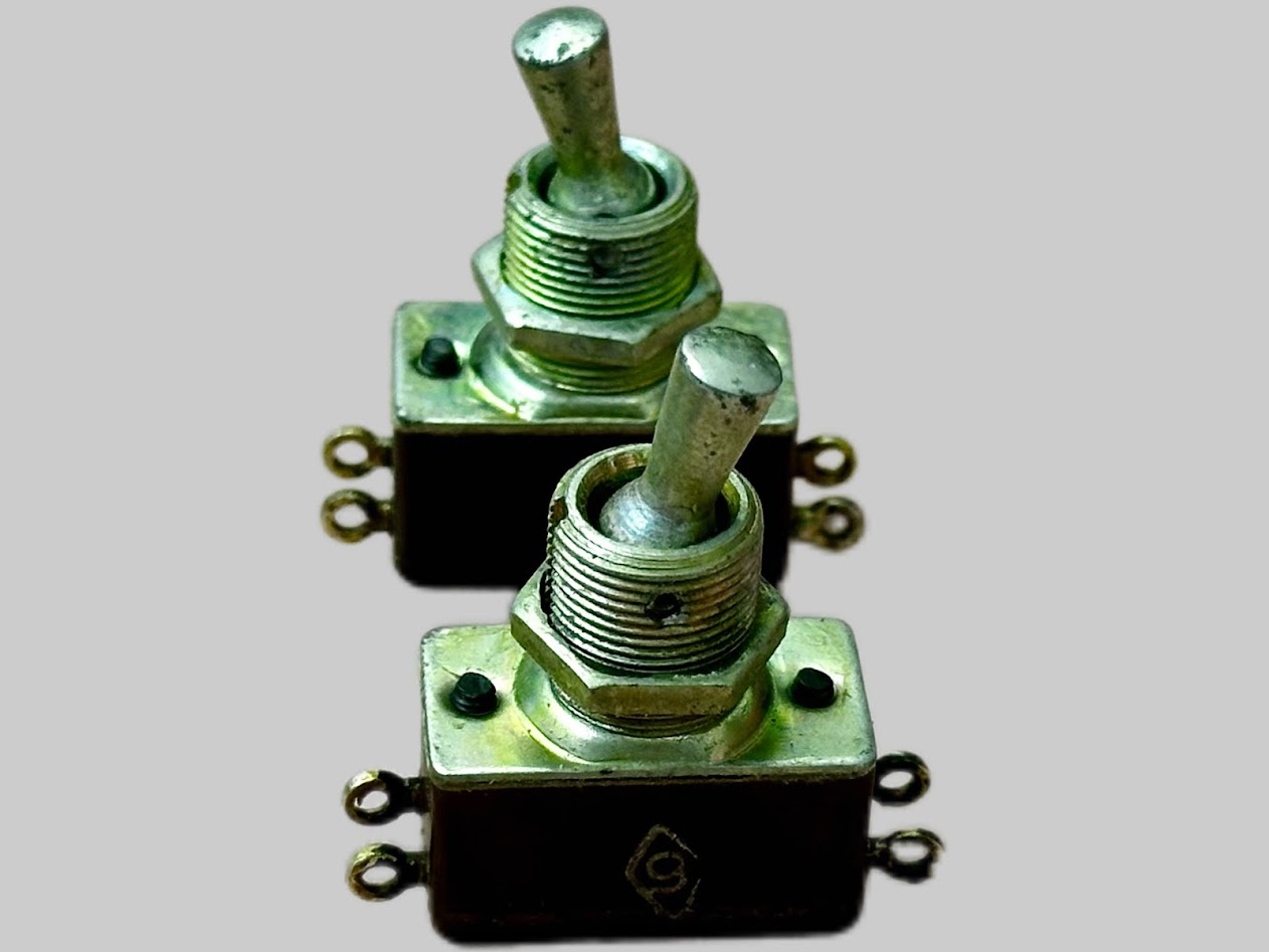 Công tắc bật tắt Nga Liên Xô - 4 chân ngang 1A 60W